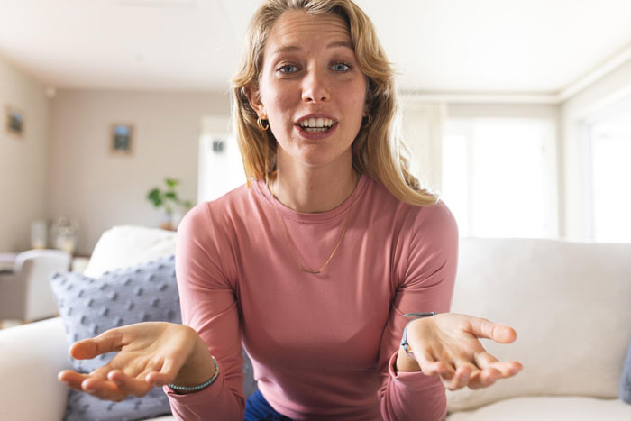 Woman Gives Kindle Away, Regrets It After A Decade, Demands It Back But Gets A Paperweight Instead Woman Gives Kindle Away, Regrets It After A Decade, Demands It Back But Gets A Paperweight Instead
