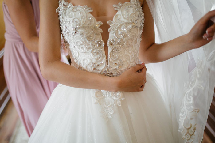 Bride’s Cousin Acted Like She’s The One Getting Married, Her Excuse Made Everyone Roll Their Eyes Bride’s Cousin Acted Like She’s The One Getting Married, Her Excuse Made Everyone Roll Their Eyes