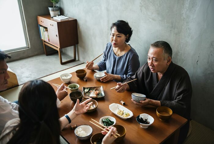 “Doesn’t Mean They Dislike You”: 47 Misunderstandings That Might Arise Between Locals And Foreigners “Doesn’t Mean They Dislike You”: 47 Misunderstandings That Might Arise Between Locals And Foreigners