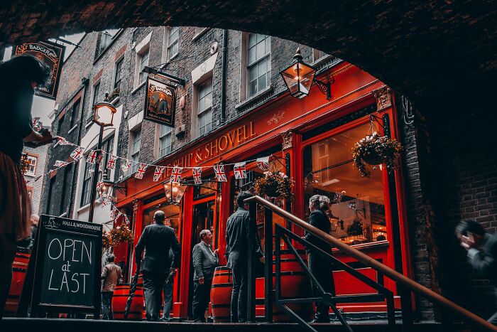 “Doesn’t Mean They Dislike You”: 47 Misunderstandings That Might Arise Between Locals And Foreigners “Doesn’t Mean They Dislike You”: 47 Misunderstandings That Might Arise Between Locals And Foreigners