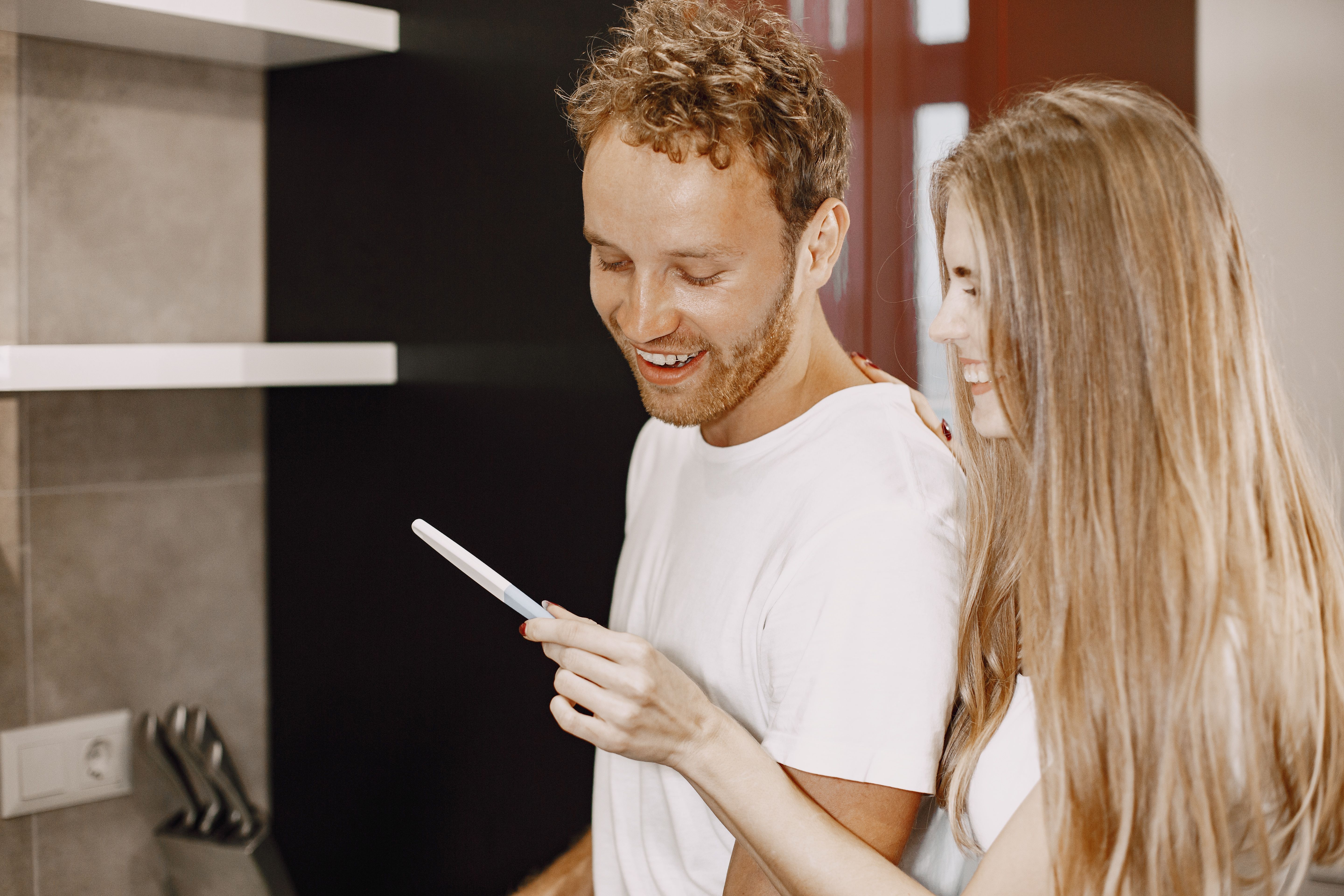 Guy Sees Something Very Suspicious On Wife’s Phone, Gets Even More Weirded Out After Her Reaction Guy Sees Something Very Suspicious On Wife’s Phone, Gets Even More Weirded Out After Her Reaction