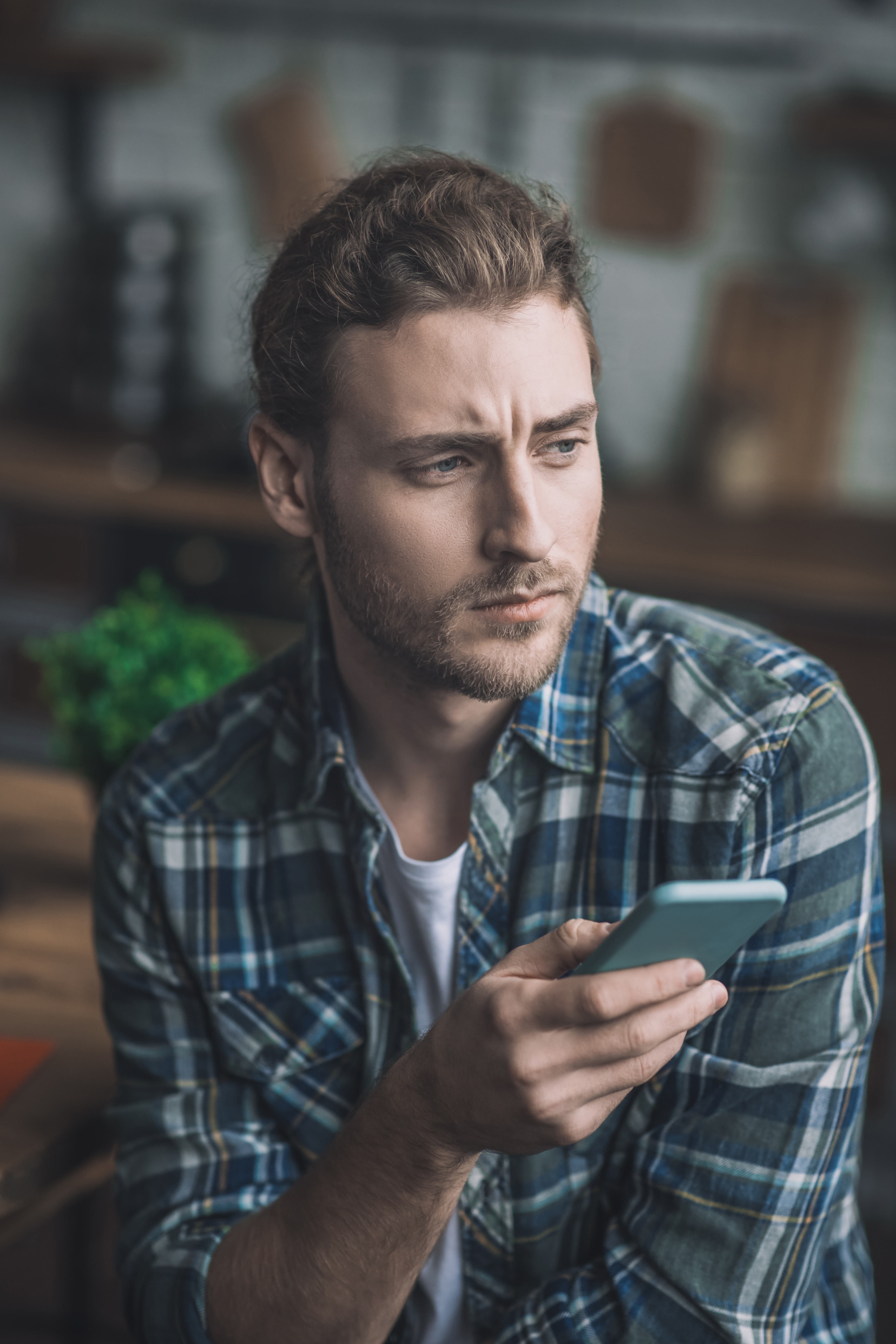 Guy Sees Something Very Suspicious On Wife’s Phone, Gets Even More Weirded Out After Her Reaction Guy Sees Something Very Suspicious On Wife’s Phone, Gets Even More Weirded Out After Her Reaction