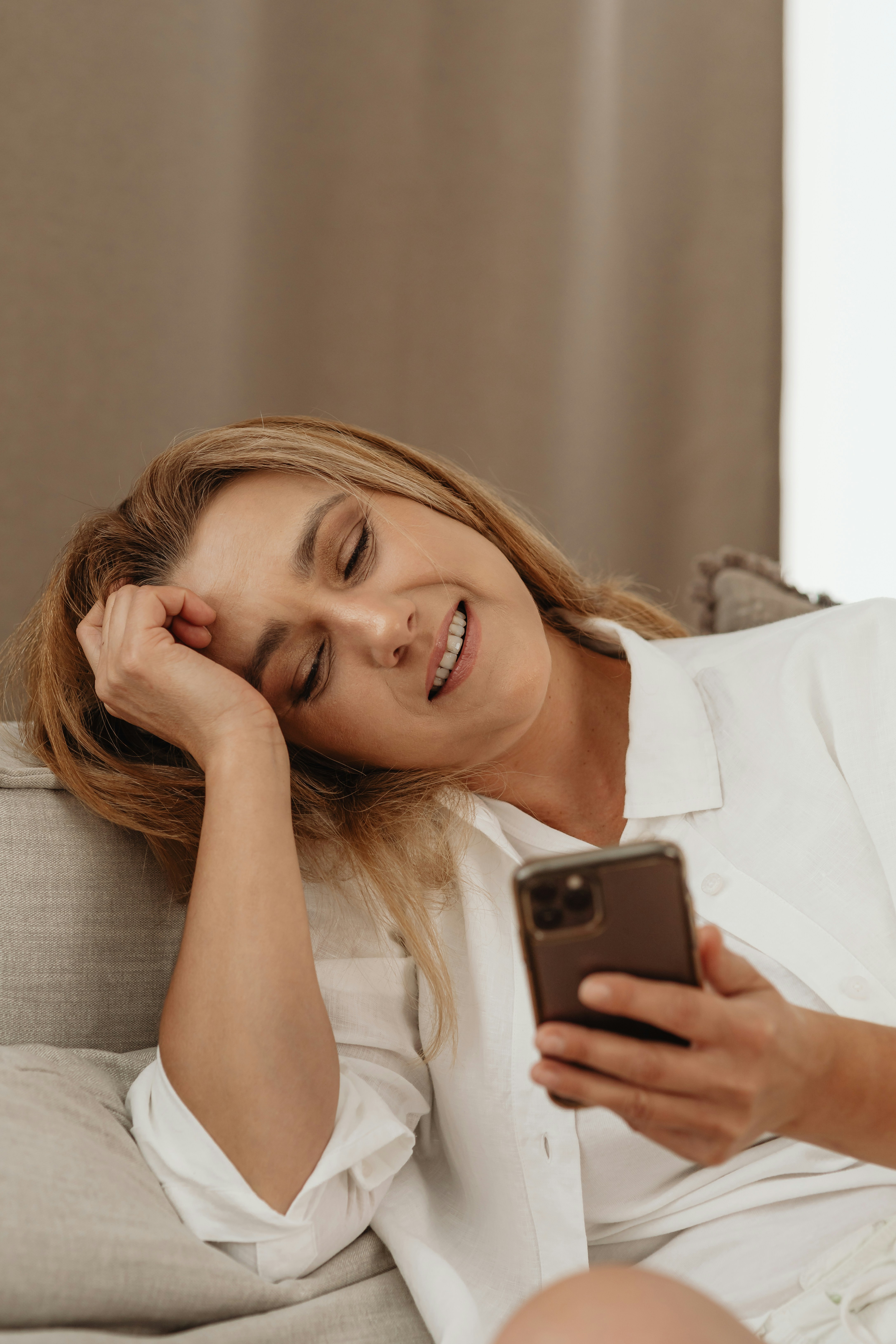 Guy Sees Something Very Suspicious On Wife’s Phone, Gets Even More Weirded Out After Her Reaction Guy Sees Something Very Suspicious On Wife’s Phone, Gets Even More Weirded Out After Her Reaction