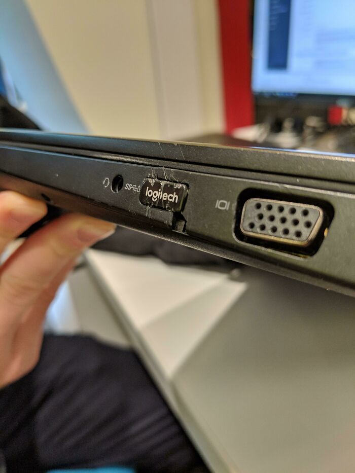 If You Think You’re Having A Bad Day, Spare A Thought For These 88 Poor Tech Support Workers (New Pics)