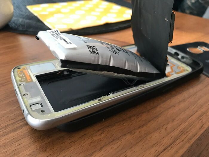 If You Think You’re Having A Bad Day, Spare A Thought For These 88 Poor Tech Support Workers (New Pics)