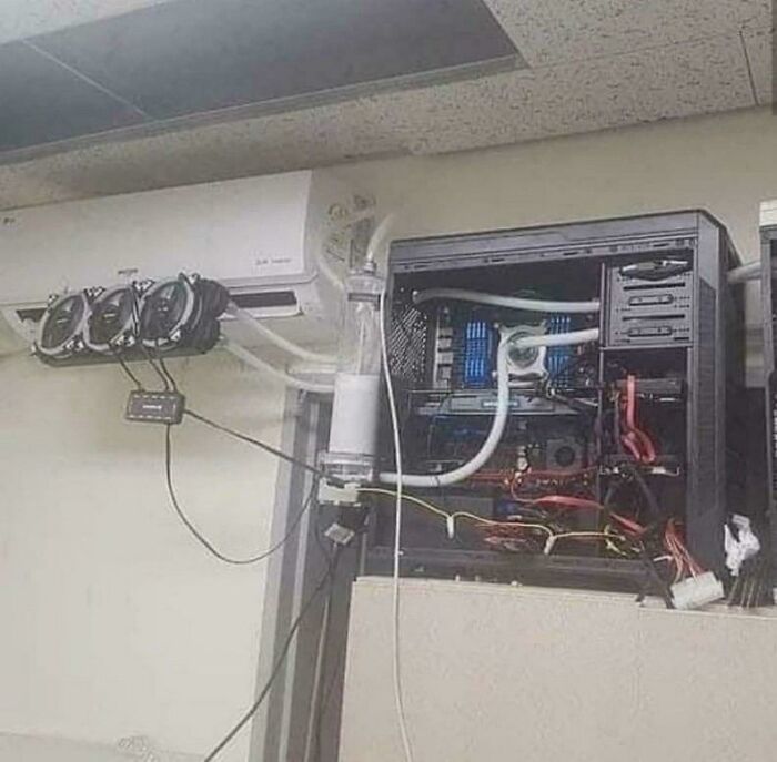 If You Think You’re Having A Bad Day, Spare A Thought For These 88 Poor Tech Support Workers (New Pics)