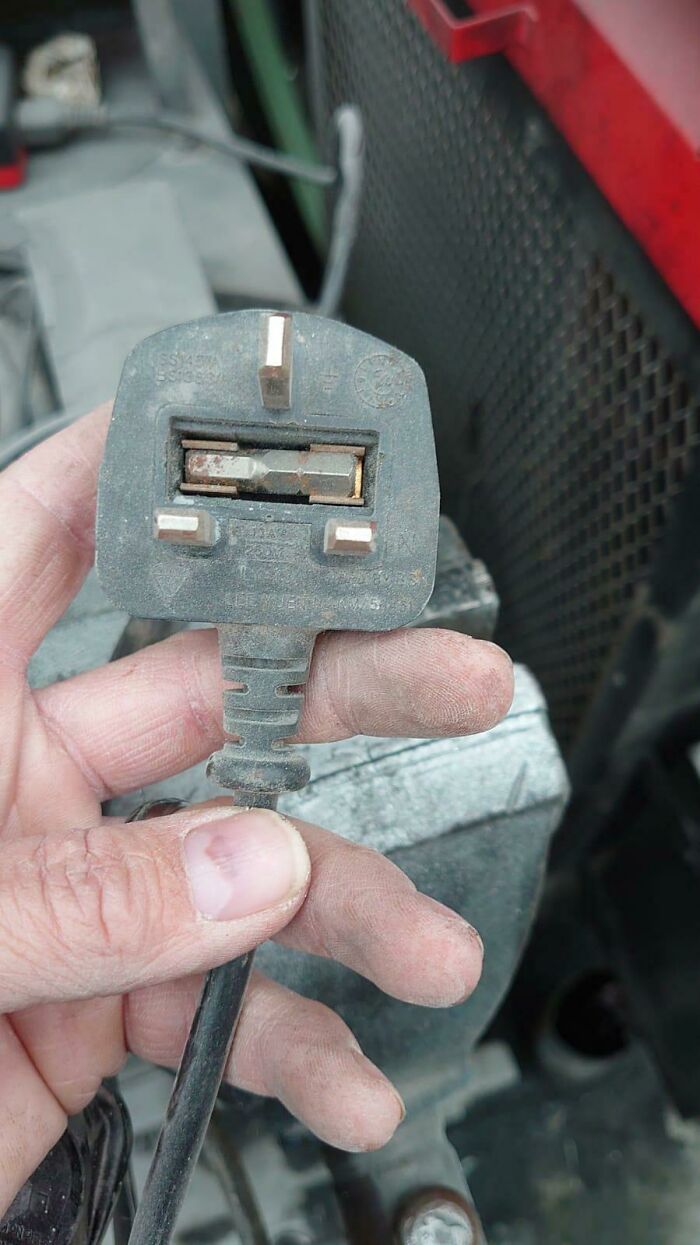If You Think You’re Having A Bad Day, Spare A Thought For These 88 Poor Tech Support Workers (New Pics)