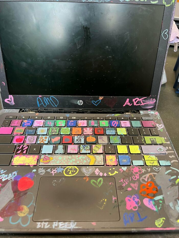 If You Think You’re Having A Bad Day, Spare A Thought For These 88 Poor Tech Support Workers (New Pics)