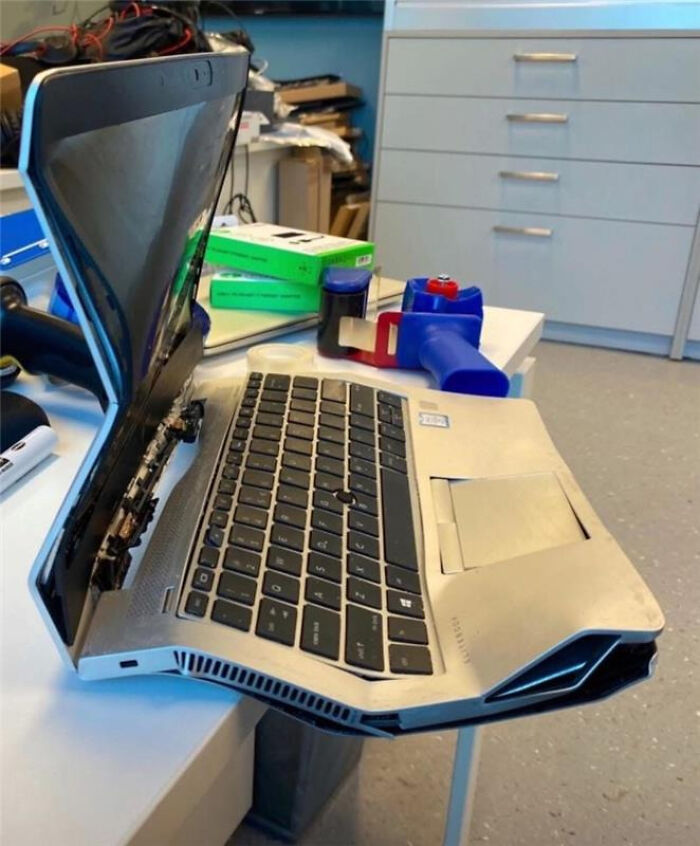 If You Think You’re Having A Bad Day, Spare A Thought For These 88 Poor Tech Support Workers (New Pics)