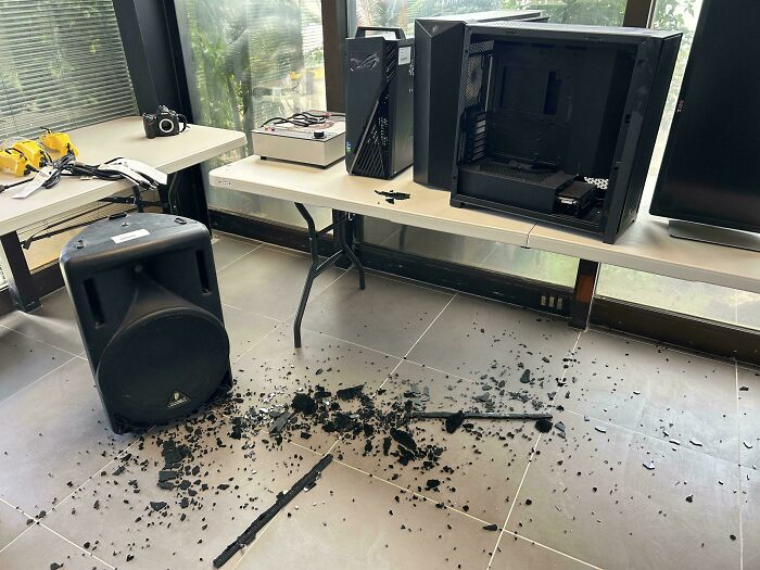 If You Think You’re Having A Bad Day, Spare A Thought For These 88 Poor Tech Support Workers (New Pics)