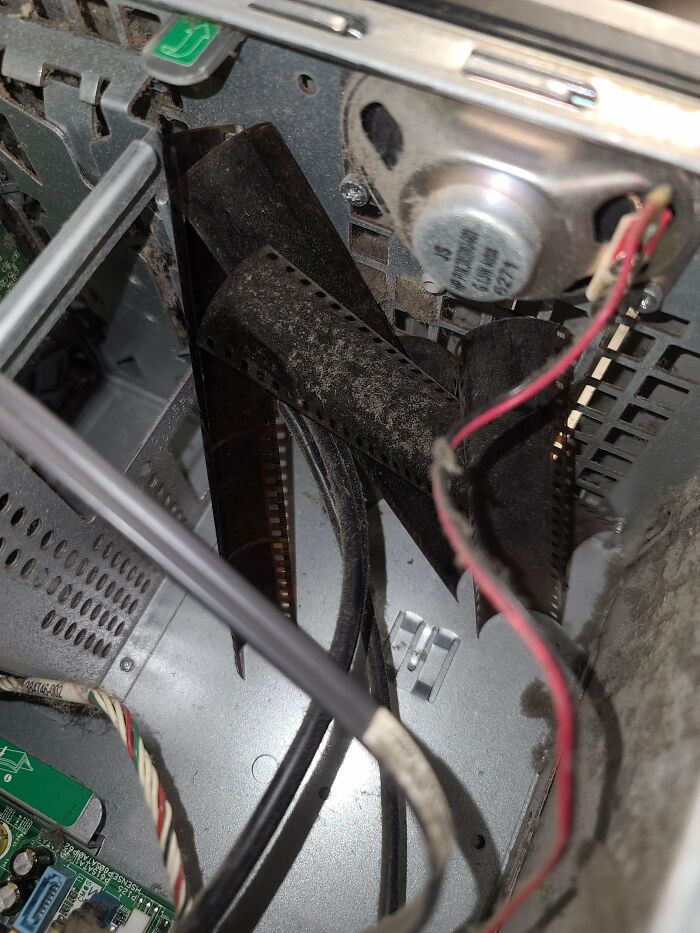 If You Think You’re Having A Bad Day, Spare A Thought For These 88 Poor Tech Support Workers (New Pics)
