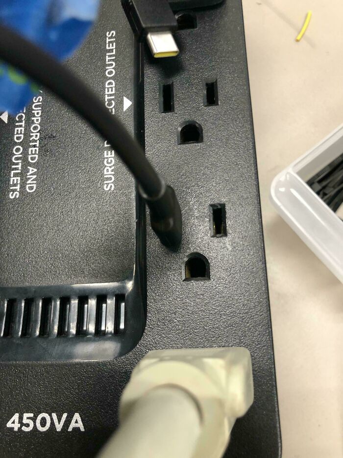 If You Think You’re Having A Bad Day, Spare A Thought For These 88 Poor Tech Support Workers (New Pics)