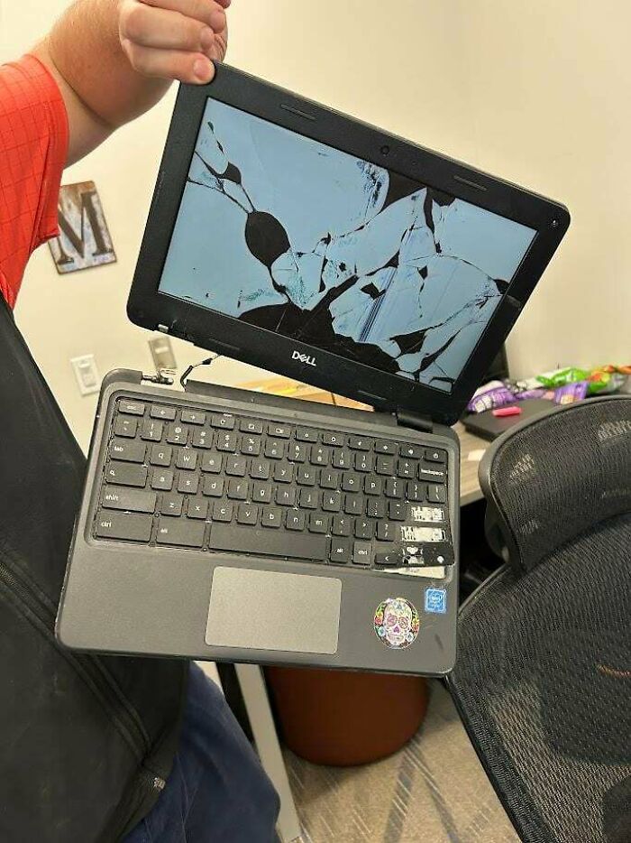 If You Think You’re Having A Bad Day, Spare A Thought For These 88 Poor Tech Support Workers (New Pics)