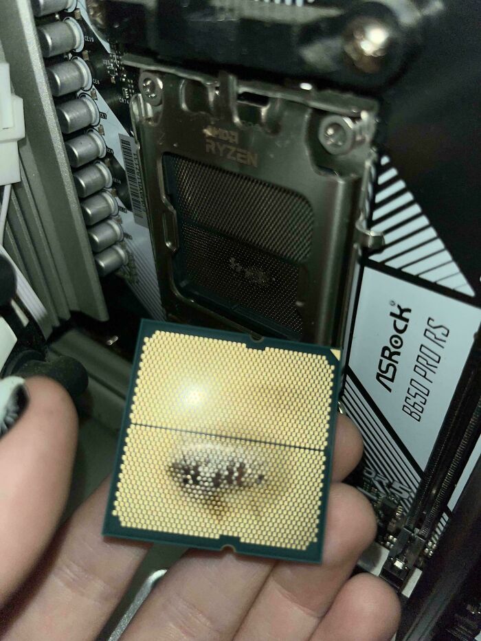 If You Think You’re Having A Bad Day, Spare A Thought For These 88 Poor Tech Support Workers (New Pics)