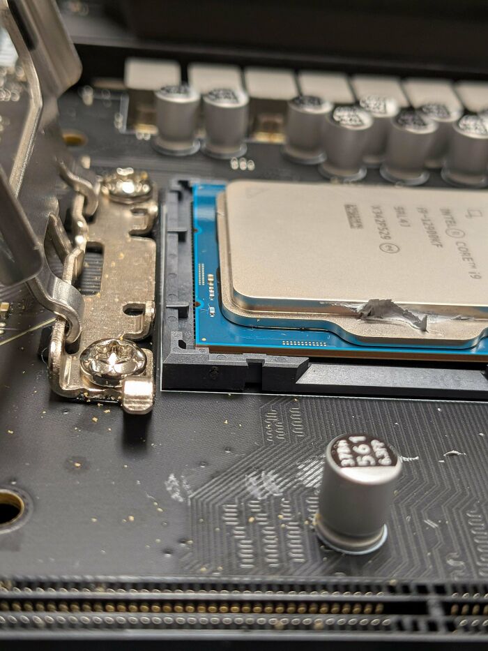 If You Think You’re Having A Bad Day, Spare A Thought For These 88 Poor Tech Support Workers (New Pics)