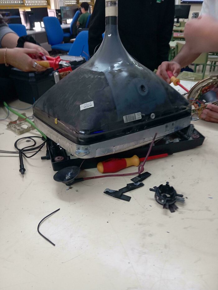 If You Think You’re Having A Bad Day, Spare A Thought For These 88 Poor Tech Support Workers (New Pics)