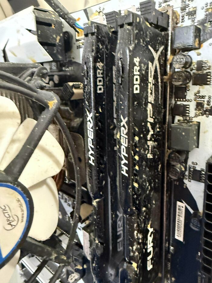 If You Think You’re Having A Bad Day, Spare A Thought For These 88 Poor Tech Support Workers (New Pics)