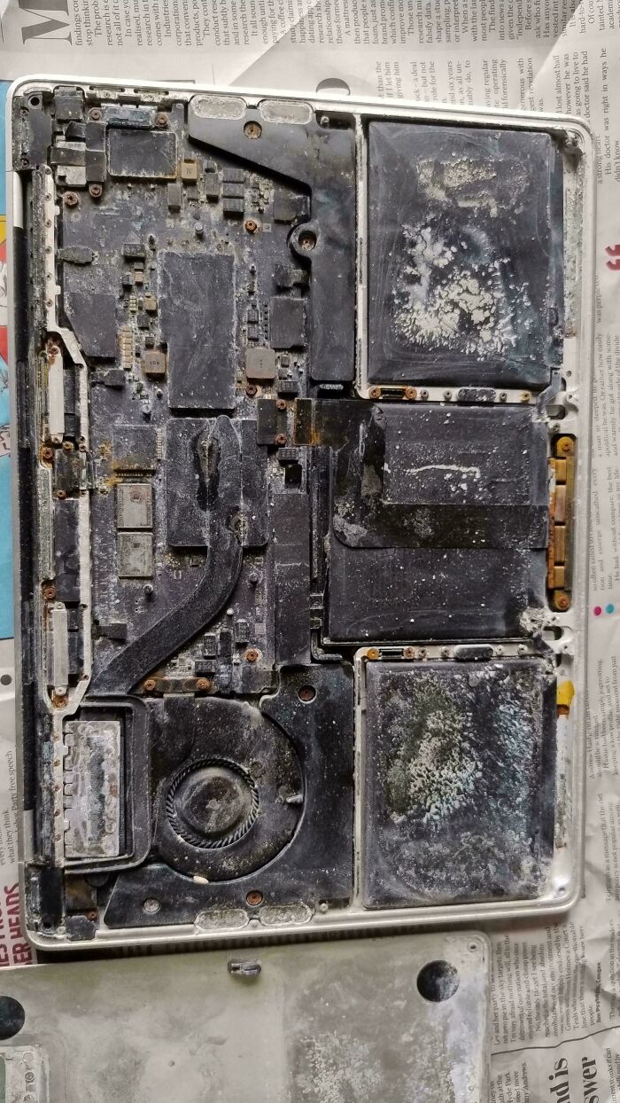 If You Think You’re Having A Bad Day, Spare A Thought For These 88 Poor Tech Support Workers (New Pics)