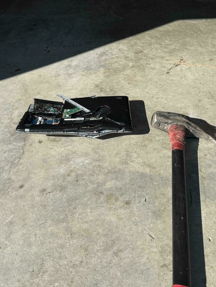 If You Think You’re Having A Bad Day, Spare A Thought For These 88 Poor Tech Support Workers (New Pics)
