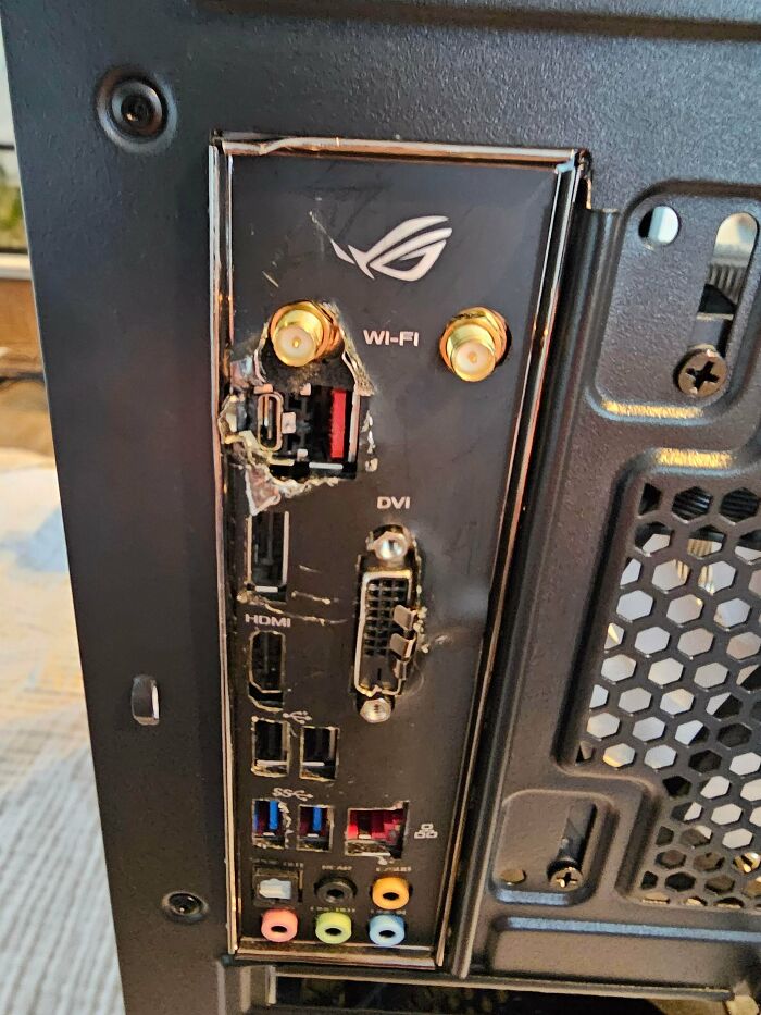 If You Think You’re Having A Bad Day, Spare A Thought For These 88 Poor Tech Support Workers (New Pics)