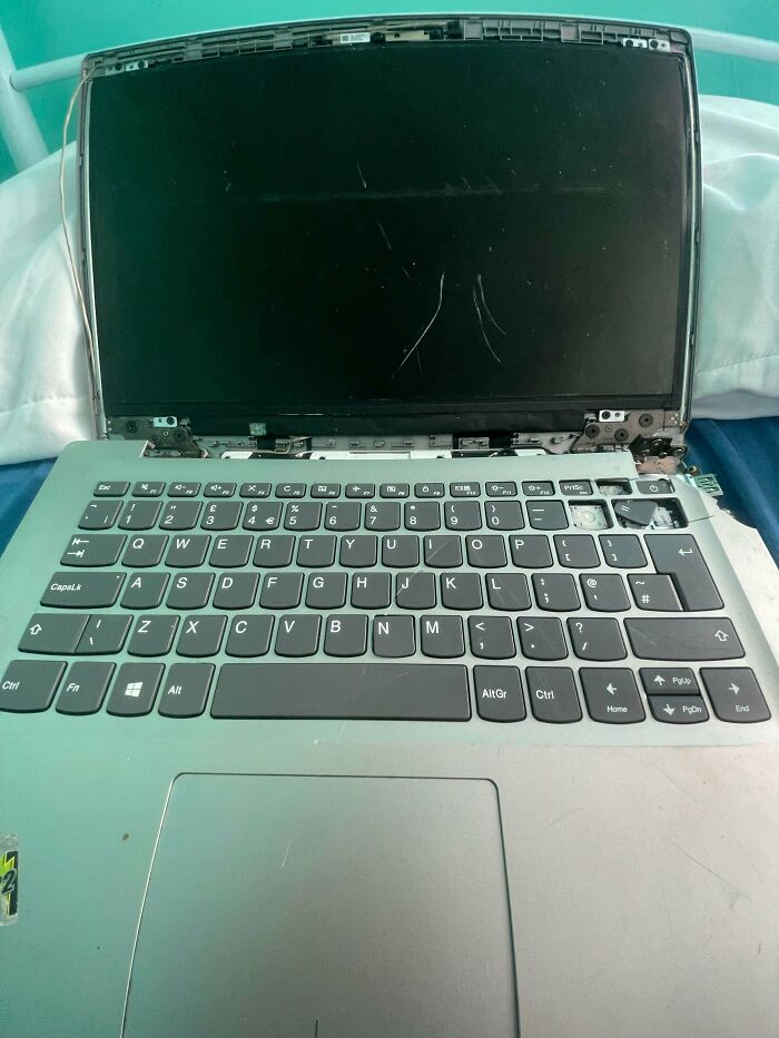 If You Think You’re Having A Bad Day, Spare A Thought For These 88 Poor Tech Support Workers (New Pics)