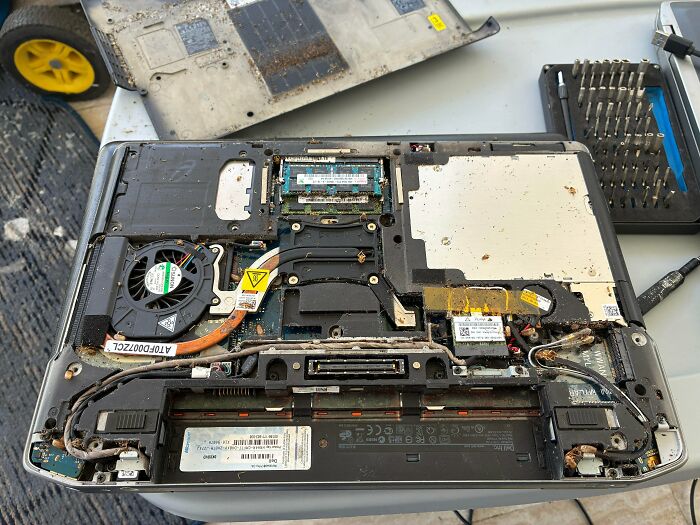 If You Think You’re Having A Bad Day, Spare A Thought For These 88 Poor Tech Support Workers (New Pics)