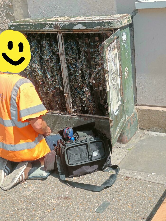 If You Think You’re Having A Bad Day, Spare A Thought For These 88 Poor Tech Support Workers (New Pics)