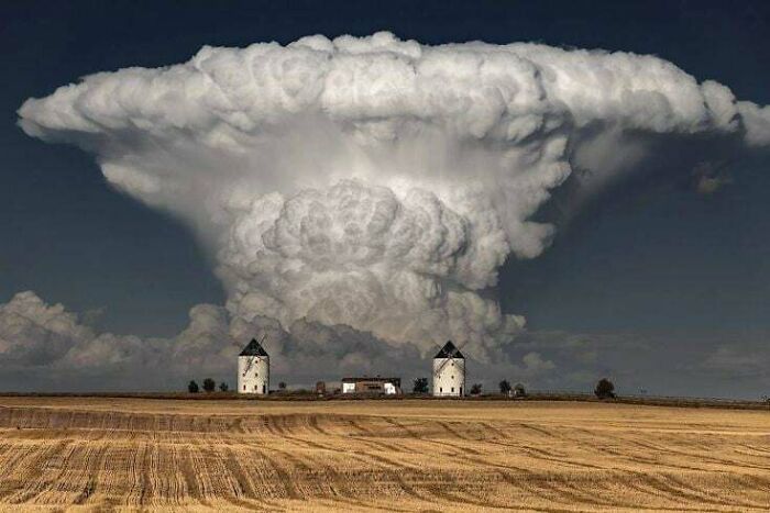91 Pics That Show Why Extremely Large Things Can Be So Scary And Eerie (New Pics) 91 Pics That Show Why Extremely Large Things Can Be So Scary And Eerie (New Pics)