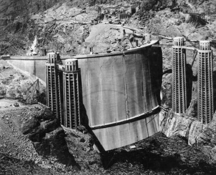 91 Pics That Show Why Extremely Large Things Can Be So Scary And Eerie (New Pics) 91 Pics That Show Why Extremely Large Things Can Be So Scary And Eerie (New Pics)