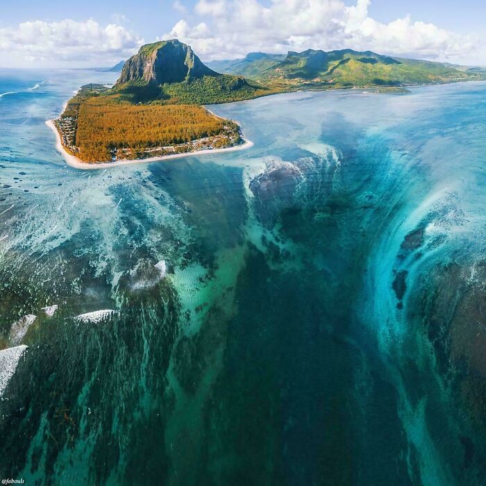 91 Pics That Show Why Extremely Large Things Can Be So Scary And Eerie (New Pics) 91 Pics That Show Why Extremely Large Things Can Be So Scary And Eerie (New Pics)