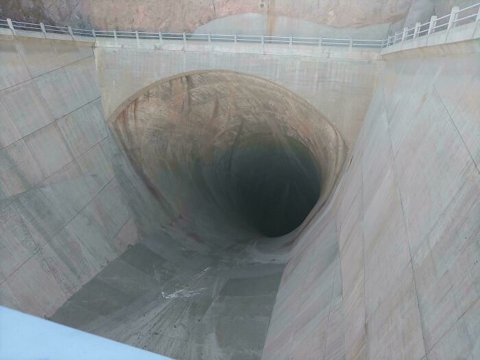 91 Pics That Show Why Extremely Large Things Can Be So Scary And Eerie (New Pics) 91 Pics That Show Why Extremely Large Things Can Be So Scary And Eerie (New Pics)