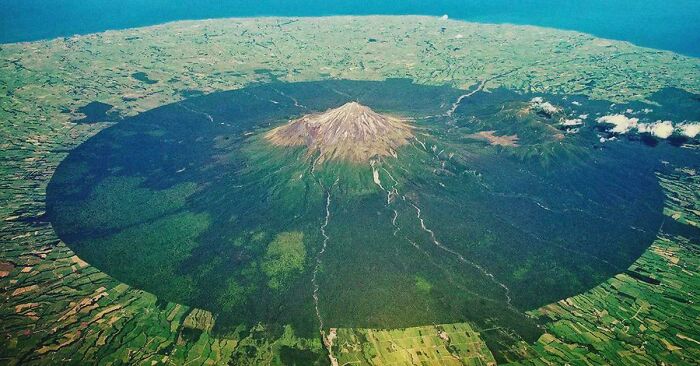 91 Pics That Show Why Extremely Large Things Can Be So Scary And Eerie (New Pics) 91 Pics That Show Why Extremely Large Things Can Be So Scary And Eerie (New Pics)