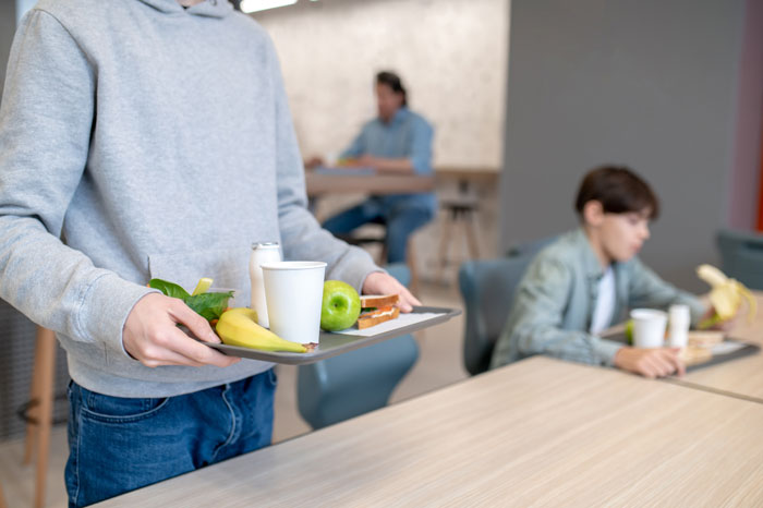 Teen Shows Friend Exactly What Happens If She’s Forced To Eat What She Doesn’t Want To Teen Shows Friend Exactly What Happens If She’s Forced To Eat What She Doesn’t Want To