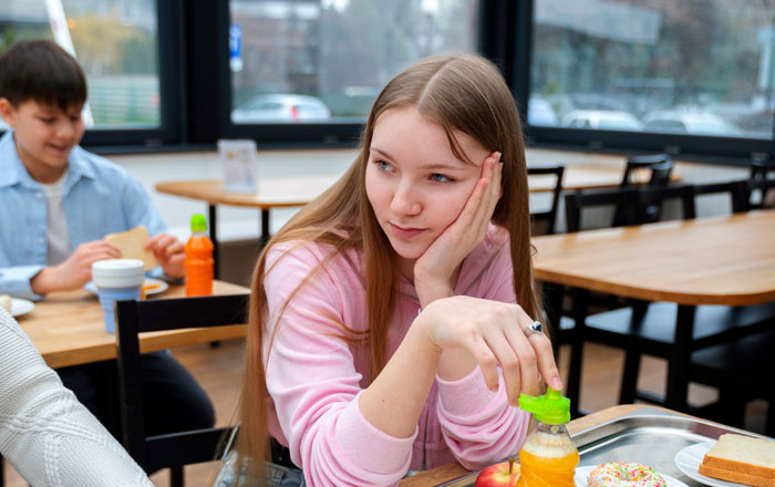Teen Shows Friend Exactly What Happens If She’s Forced To Eat What She Doesn’t Want To Teen Shows Friend Exactly What Happens If She’s Forced To Eat What She Doesn’t Want To