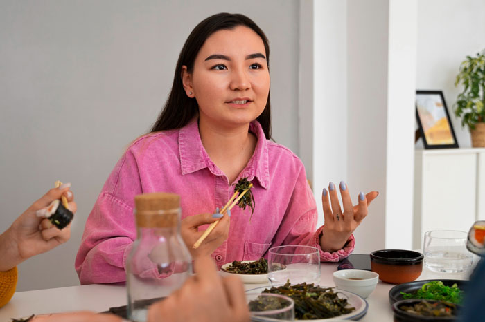 Woman Asks BF To Respect Chopstick Etiquette, He Responds By Switching To Forks Out Of Spite
