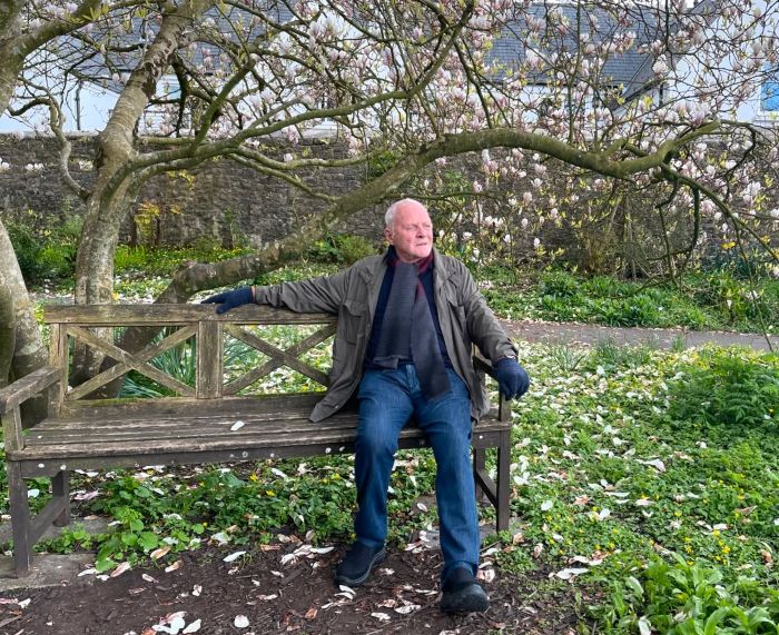 Anthony Hopkins’ Unrecognizable Look In New World Cup Photo Sparks Fan Uproar After They Notice Controversial Detail