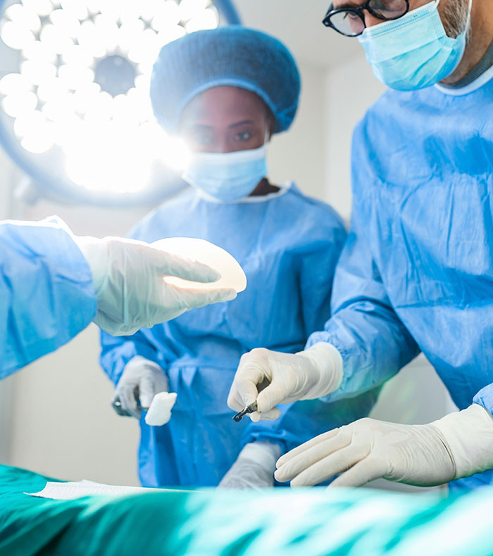 Woman Reveals She Removed Her Painful Breast Implants, And What Was Discovered Inside Left Her Speechless Woman Reveals She Removed Her Painful Breast Implants, And What Was Discovered Inside Left Her Speechless