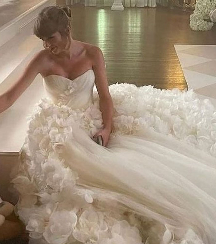 Taylor Swift And Travis Kelce’s Wedding Guest Slammed Over “White” Dress Rule, Here’s The Verdict From Etiquette Experts Taylor Swift And Travis Kelce’s Wedding Guest Slammed Over “White” Dress Rule, Here’s The Verdict From Etiquette Experts