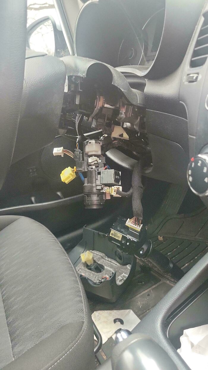 99 Times Car Mechanics Had To Take Pics Of What They Were Dealing With So Others Would Believe Them (New Pics) 99 Times Car Mechanics Had To Take Pics Of What They Were Dealing With So Others Would Believe Them (New Pics)