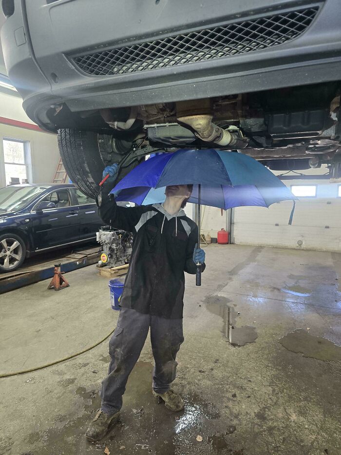 99 Times Car Mechanics Had To Take Pics Of What They Were Dealing With So Others Would Believe Them (New Pics) 99 Times Car Mechanics Had To Take Pics Of What They Were Dealing With So Others Would Believe Them (New Pics)