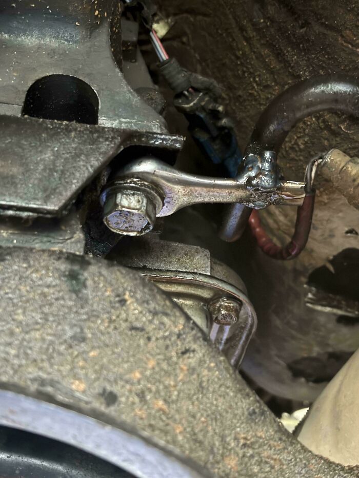 99 Times Car Mechanics Had To Take Pics Of What They Were Dealing With So Others Would Believe Them (New Pics) 99 Times Car Mechanics Had To Take Pics Of What They Were Dealing With So Others Would Believe Them (New Pics)