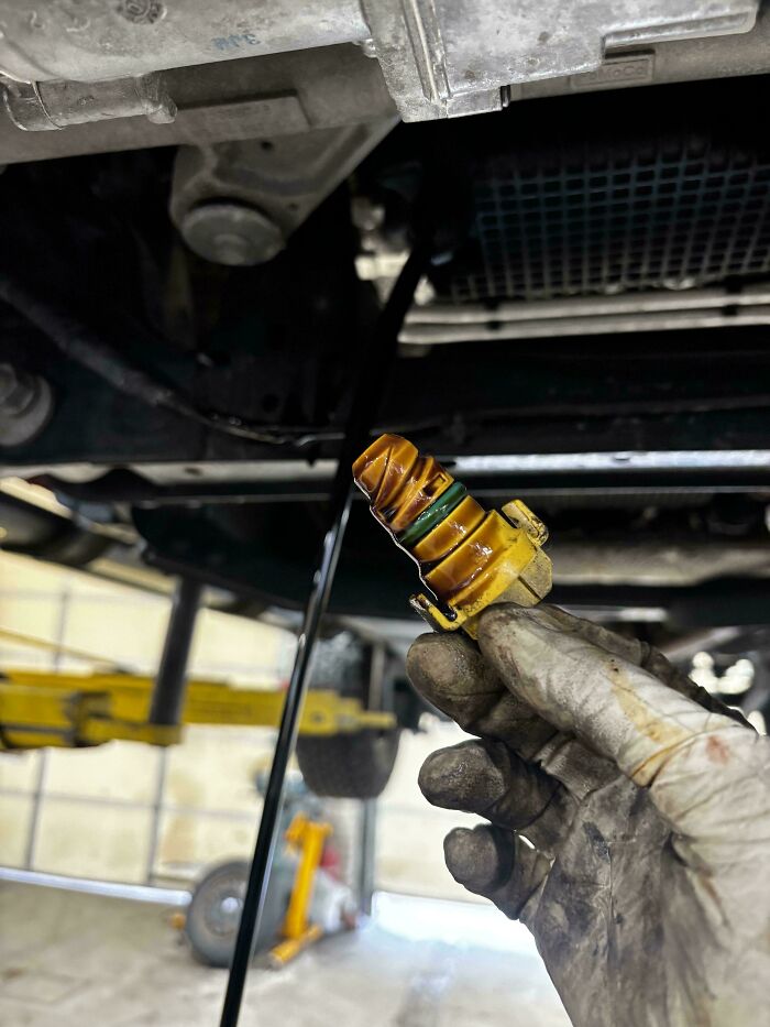 99 Times Car Mechanics Had To Take Pics Of What They Were Dealing With So Others Would Believe Them (New Pics) 99 Times Car Mechanics Had To Take Pics Of What They Were Dealing With So Others Would Believe Them (New Pics)