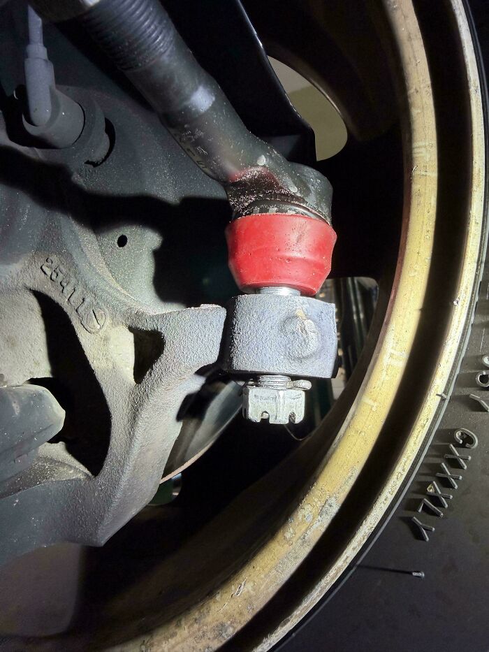 99 Times Car Mechanics Had To Take Pics Of What They Were Dealing With So Others Would Believe Them (New Pics) 99 Times Car Mechanics Had To Take Pics Of What They Were Dealing With So Others Would Believe Them (New Pics)