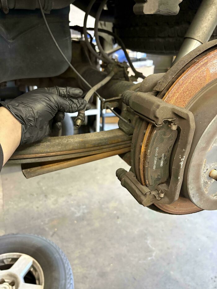 99 Times Car Mechanics Had To Take Pics Of What They Were Dealing With So Others Would Believe Them (New Pics) 99 Times Car Mechanics Had To Take Pics Of What They Were Dealing With So Others Would Believe Them (New Pics)