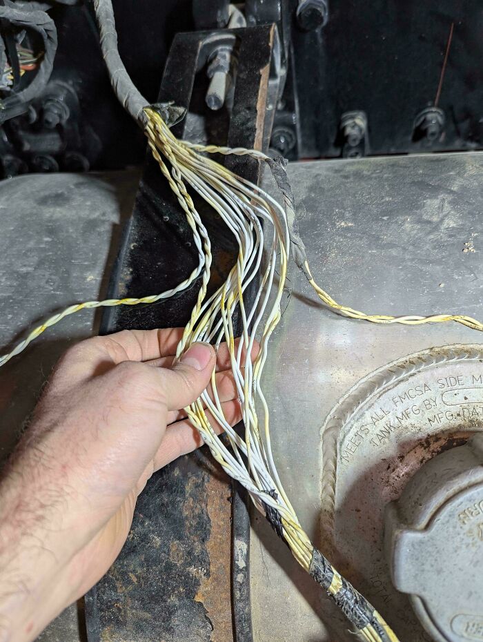99 Times Car Mechanics Had To Take Pics Of What They Were Dealing With So Others Would Believe Them (New Pics) 99 Times Car Mechanics Had To Take Pics Of What They Were Dealing With So Others Would Believe Them (New Pics)