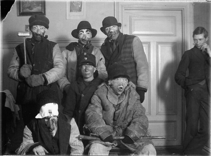 Unsettling Moments In History That Have Been Immortalized In Pictures, And Here Are 39 Of Them Unsettling Moments In History That Have Been Immortalized In Pictures, And Here Are 39 Of Them