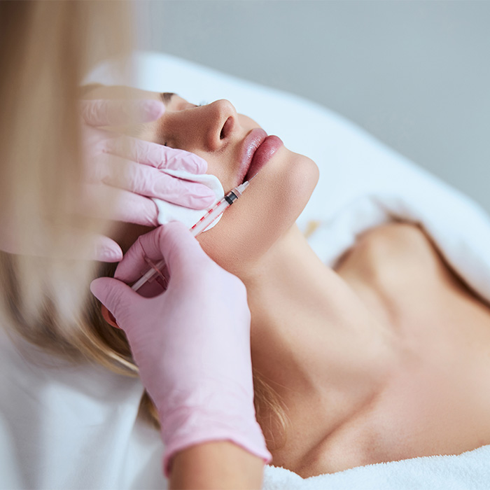 Woman’s Cosmetic Procedure Goes Viral As Her Face Changes Dramatically, Expert Weighs In And Explains The Risks Woman’s Cosmetic Procedure Goes Viral As Her Face Changes Dramatically, Expert Weighs In And Explains The Risks