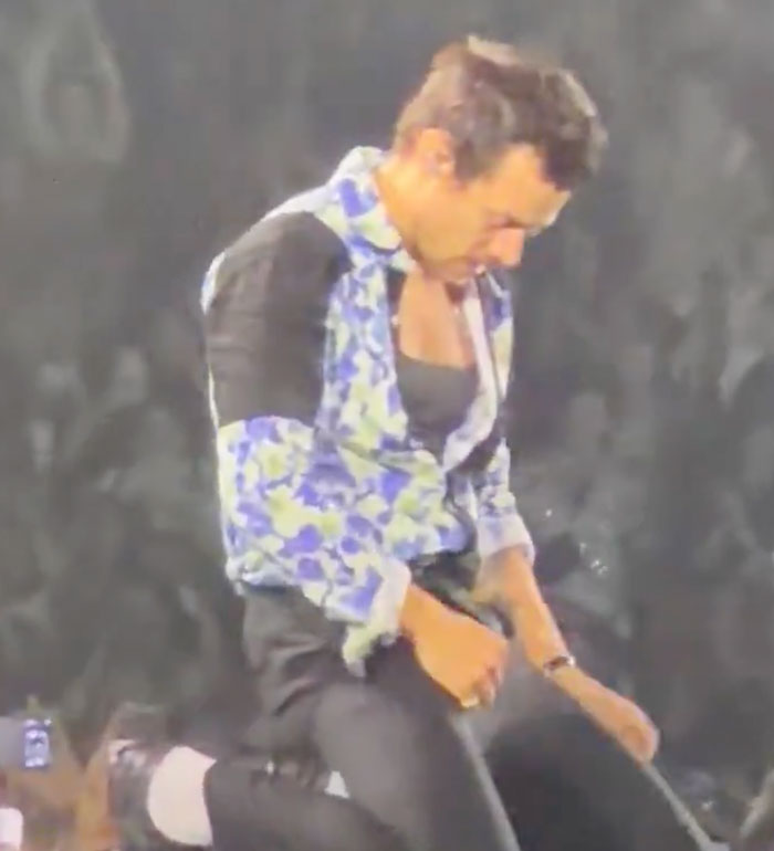 Harry Styles’ “Package” Accidentally Exposed On Stage Due To Wardrobe Malfunction Harry Styles’ “Package” Accidentally Exposed On Stage Due To Wardrobe Malfunction