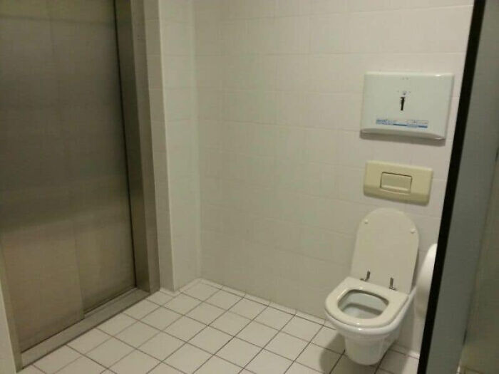 69 Terribly Designed Bathrooms That Might Make You Relieved That You Don&rsquo;t Have To Use Them
