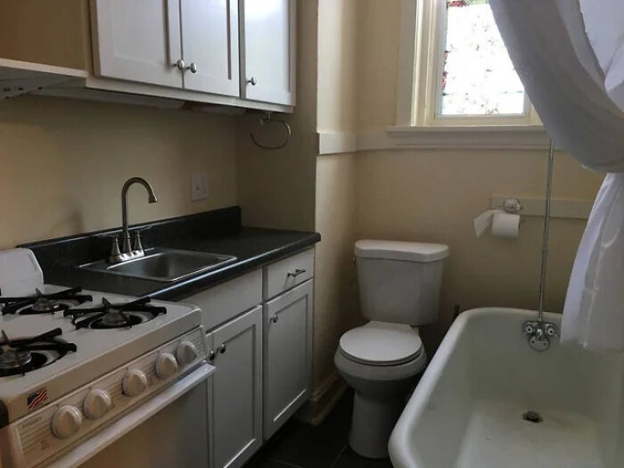 69 Terribly Designed Bathrooms That Might Make You Relieved That You Don&rsquo;t Have To Use Them
